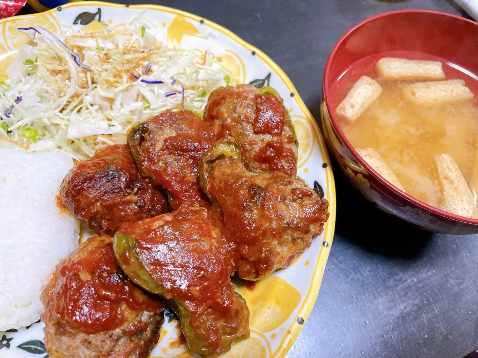 ピーマンと椎茸の肉詰め　大根と油揚げの味噌汁|ミホさん