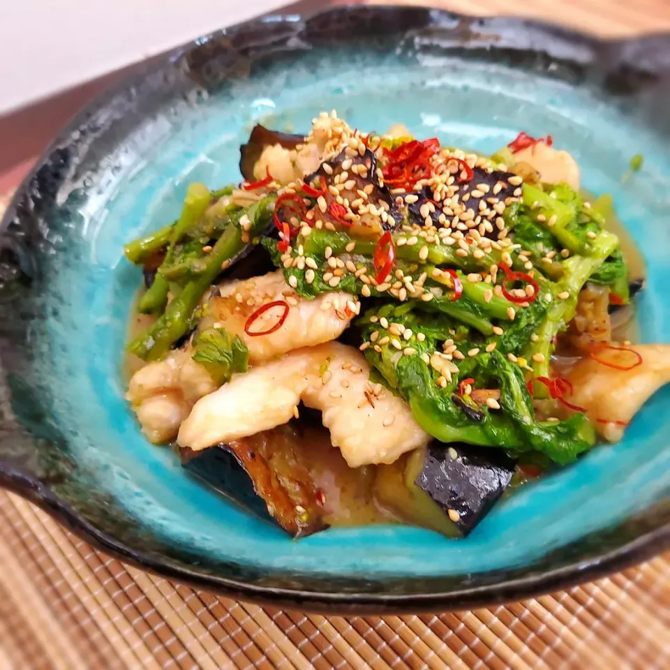 茄子と長芋と鶏ムネのガリバタ味噌炒め(  ˙▿˙　)
菜花入で春っぽく|まぁさん