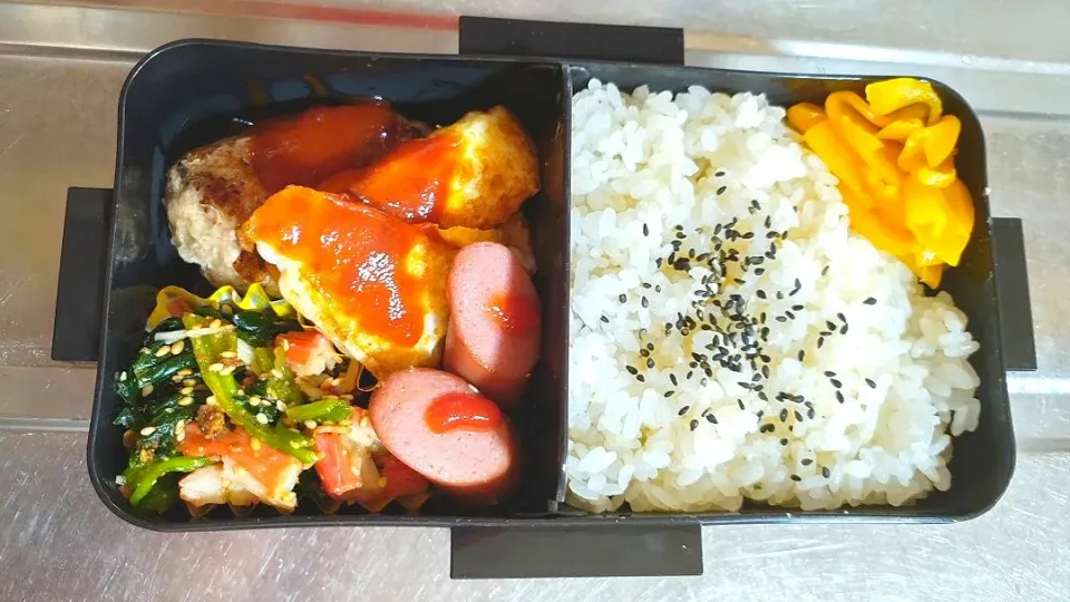 旦那弁当　2022/3/31

デミハンバーグ
目玉焼き
ウインナー
ほうれんそうとカニカマのゴマ和え|ユキヨメ♪さん