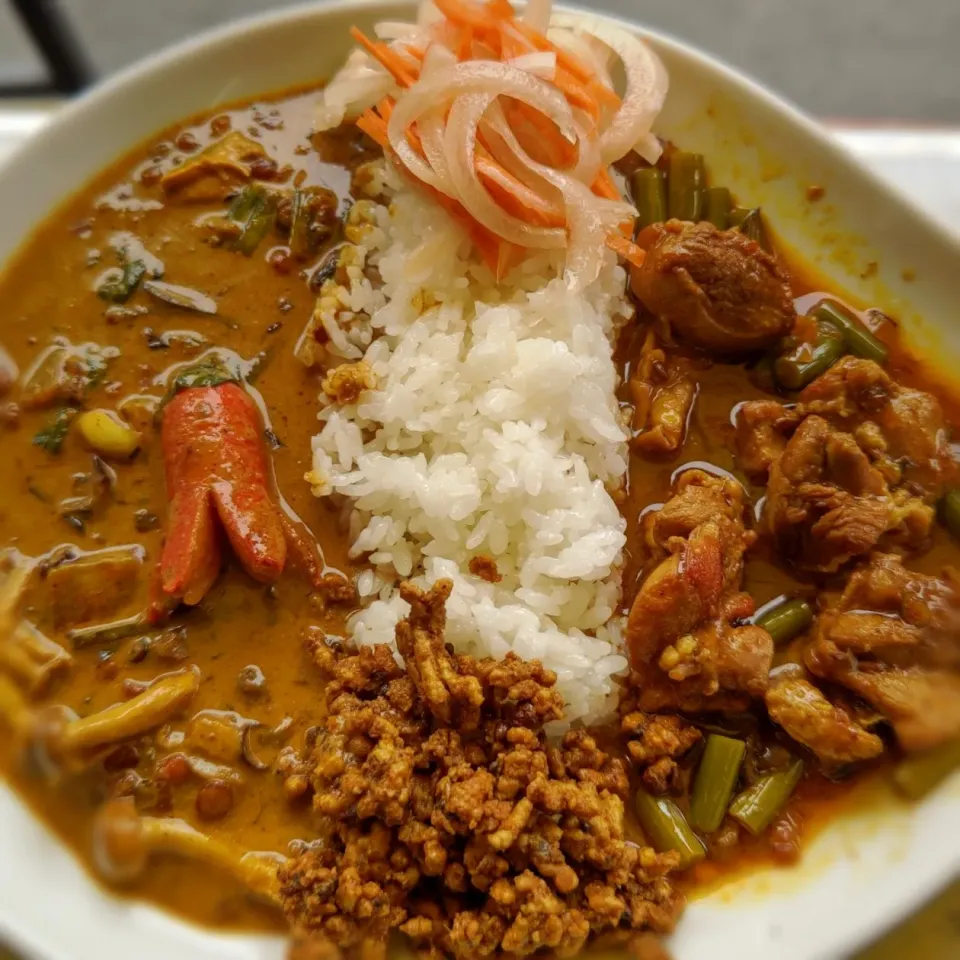 バターチキンカレーとしめじとチンゲン菜のミックスダルカレーwithタコさんウィンナーのあいがけカレー🐙|ふじわらたくやさん