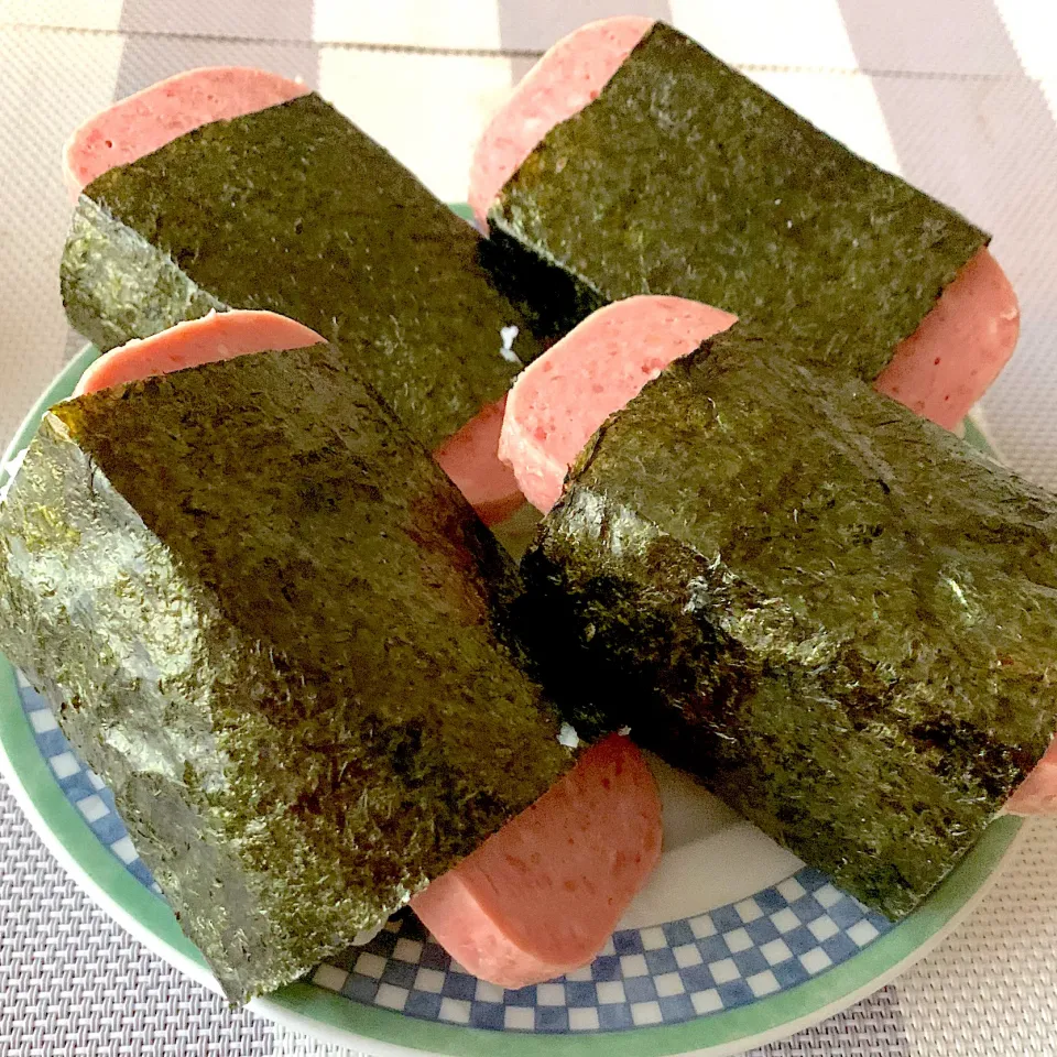 簡単にご飯の上に乗せただけのスパムおむすび🍙|シュトママさん