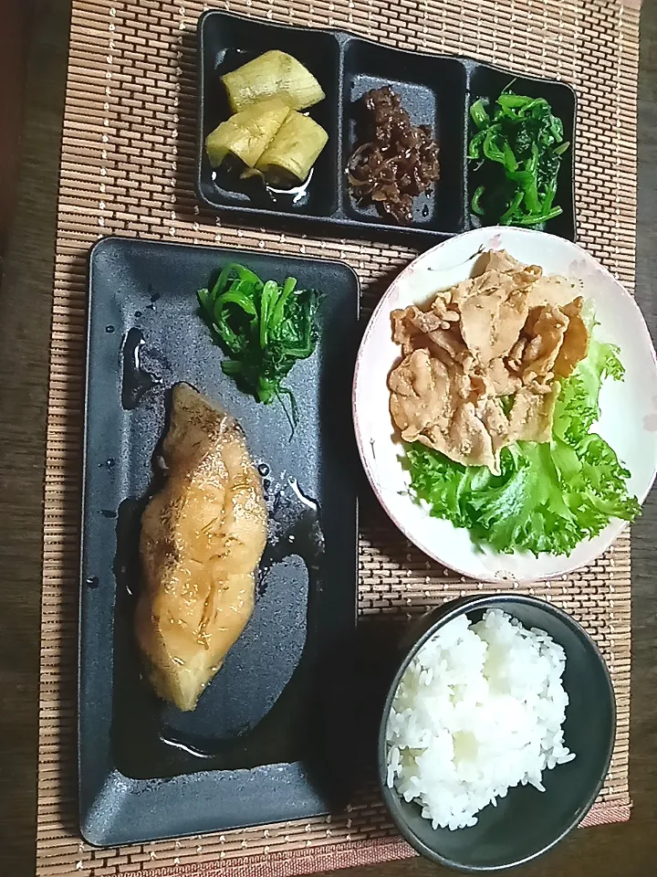 豚タレ焼き
カラスカレイ煮付け
シジミ佃煮
焼き茄子
ほうれい線お浸し
ご飯|あまさんさん