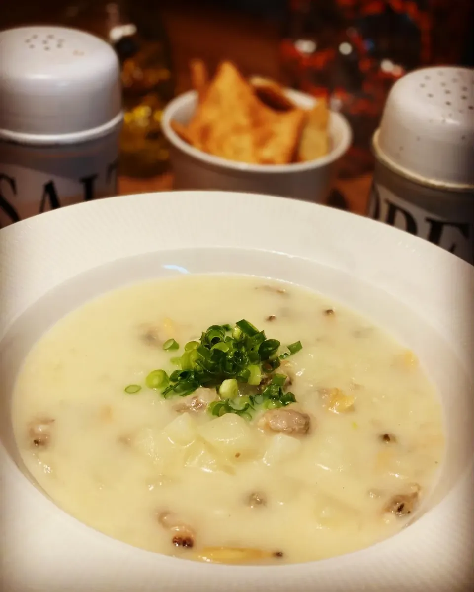 Light & Healthy Dinner ! 
Homemade Clam Chowder with Garlic Crackers 
Simply easy to make fresh is always better #chowder #clam #soup #chefemanuel 
#dinner #hom|Emanuel Hayashiさん