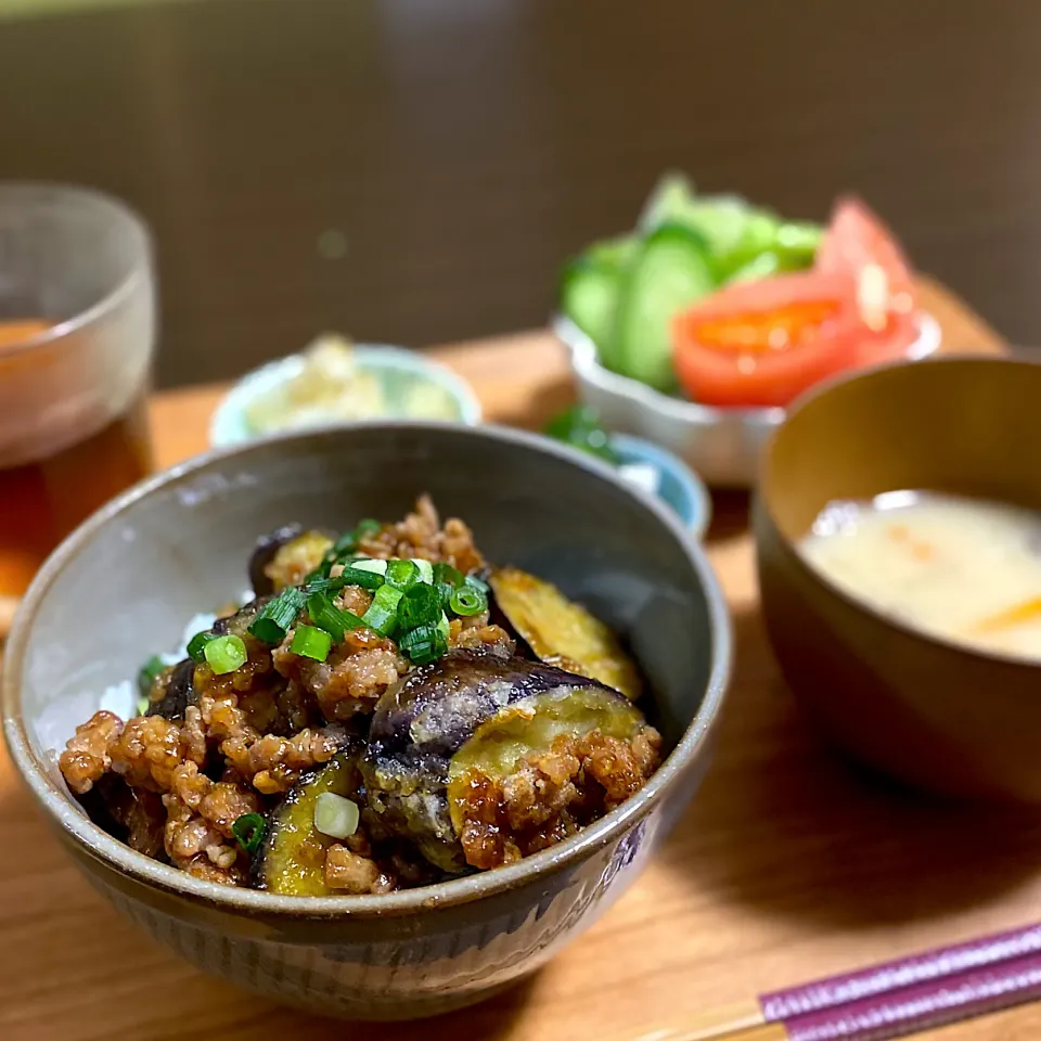 甘辛なす丼と豆乳味噌汁　チーズのぬか漬け|ちぐあささん