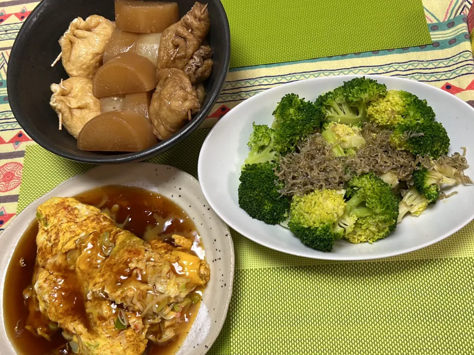 餅巾着と大根の煮物、かに玉、ブロッコリーとぞゃこのサラダ|peanutsさん