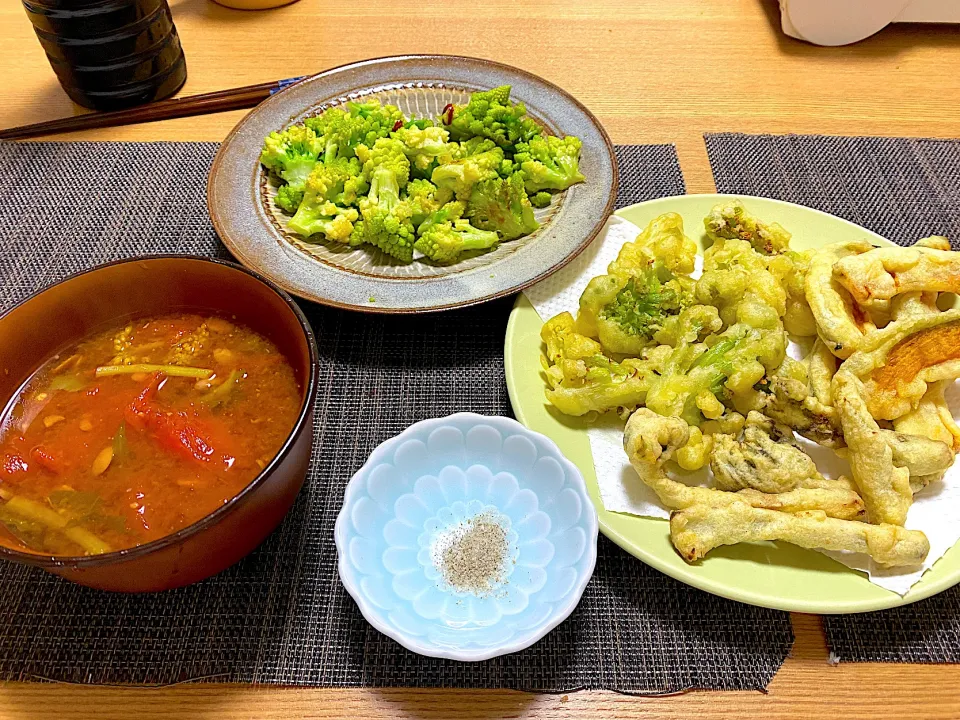 Snapdishの料理写真:トマトと菜花の味噌汁🍅、ウド・かぼちゃ・自家栽培ロマネスコの天ぷら🎃|1614さん