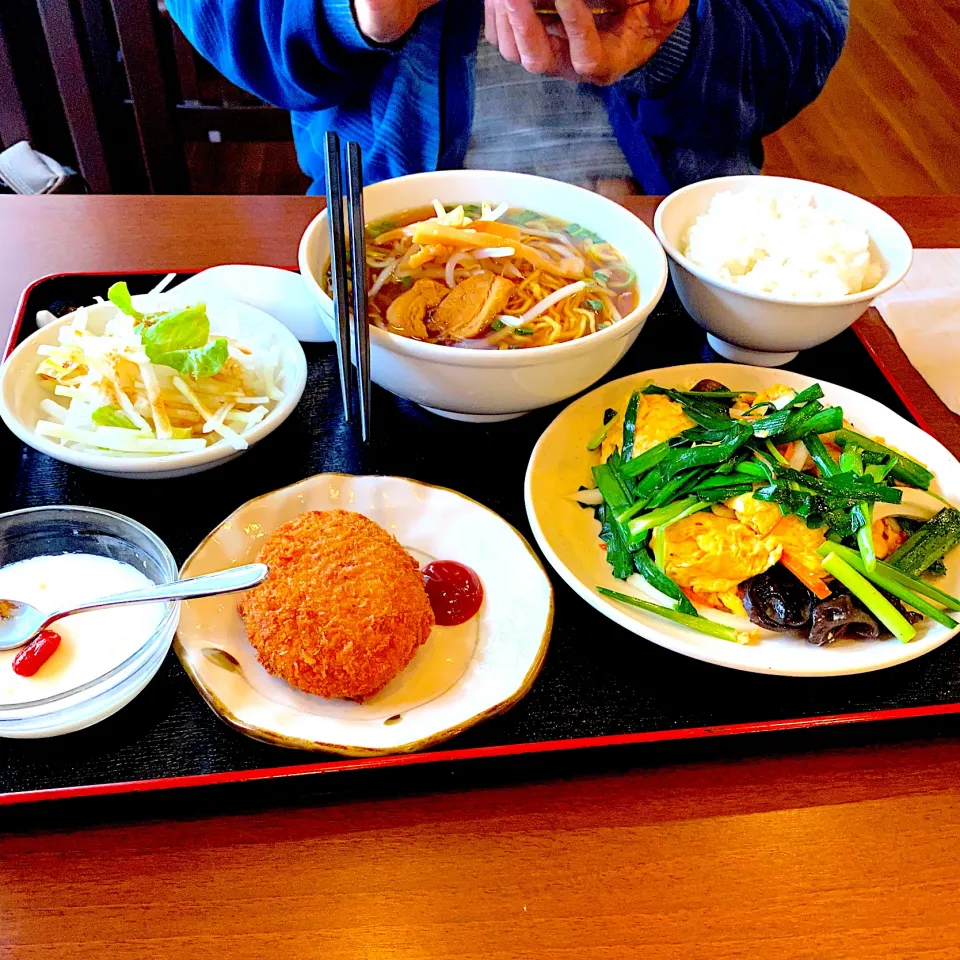 ミニラーメン、コロッケ、野菜炒め、鶏唐揚げ、ごはん、スープ|yakinasuさん