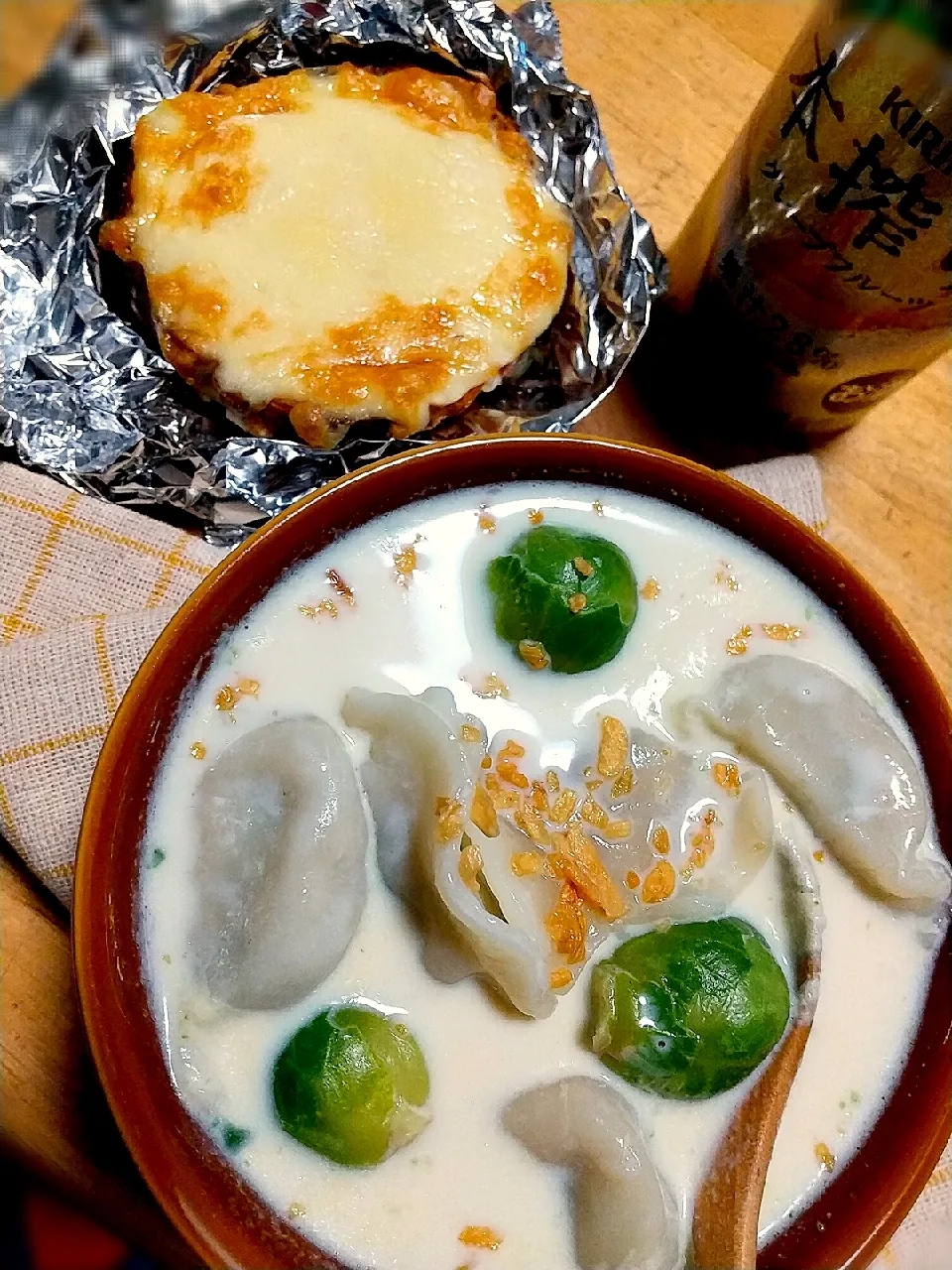 芽キャベツと水餃子🥟の
あったか🤗豆乳スープ|manmalさん