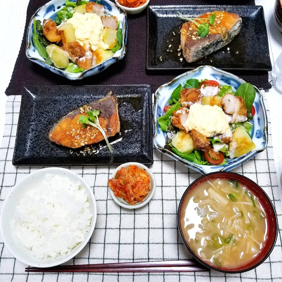 ぶりのねぎだれ
ポテトと唐揚げのタルタルサラダ
キムチ
味噌汁|ひぃちゃんさん