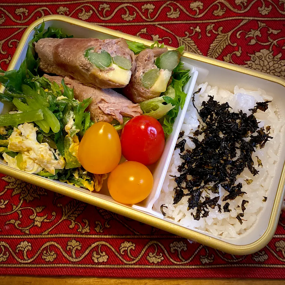 豚肉のアスパラチーズ巻きと、ほうれん草の玉子とじと、プチトマトと、海苔ふりかけ弁当|もえさん