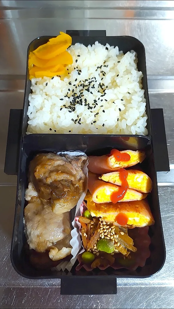 Snapdishの料理写真:旦那弁当　2022/4/1

しめじの肉巻き
ハムタマ
きんぴらごぼう|ユキヨメ♪さん