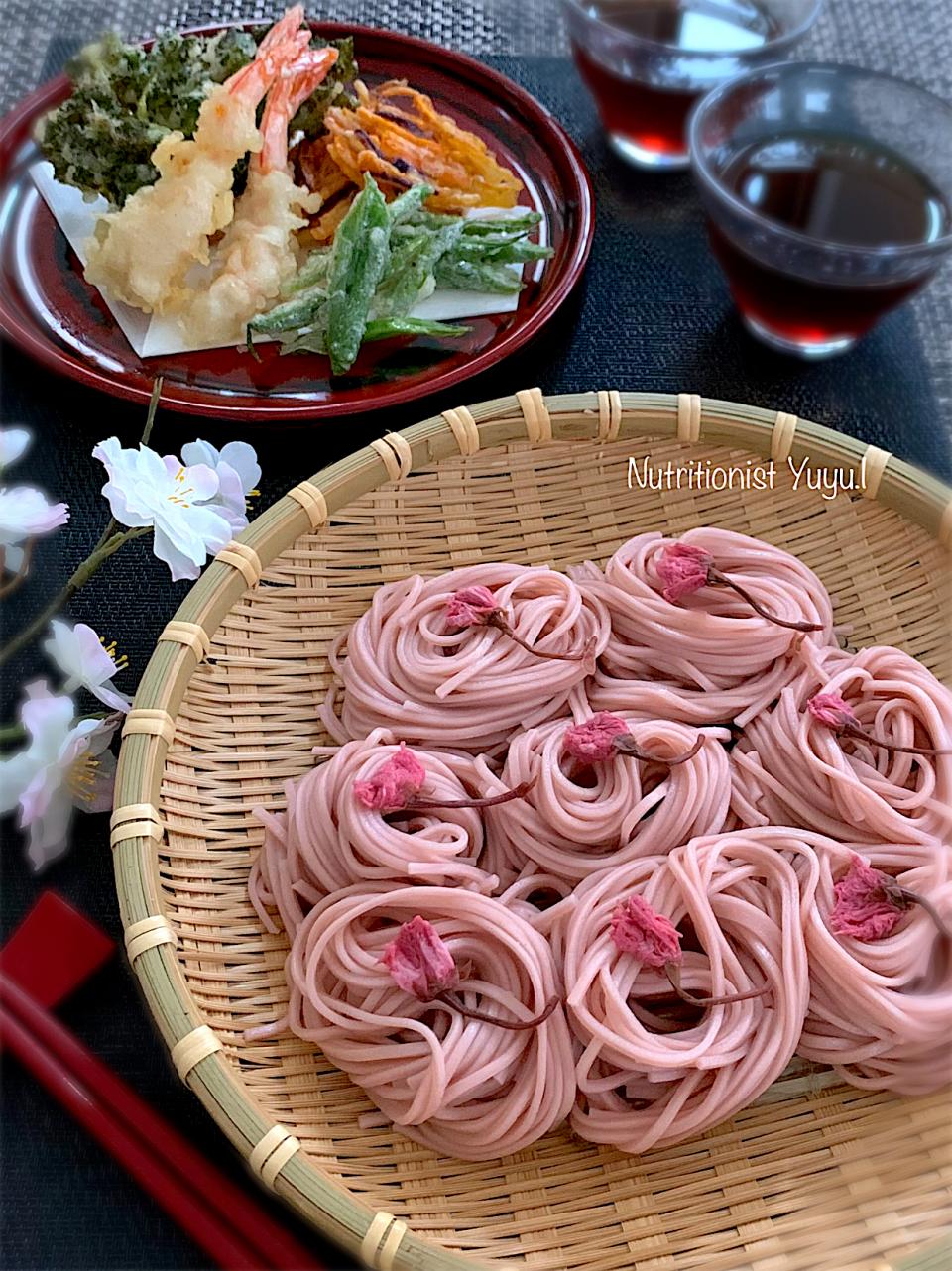 桜そばと春野菜の天ぷら（海老・三色新人参・いんげん・プチベール）