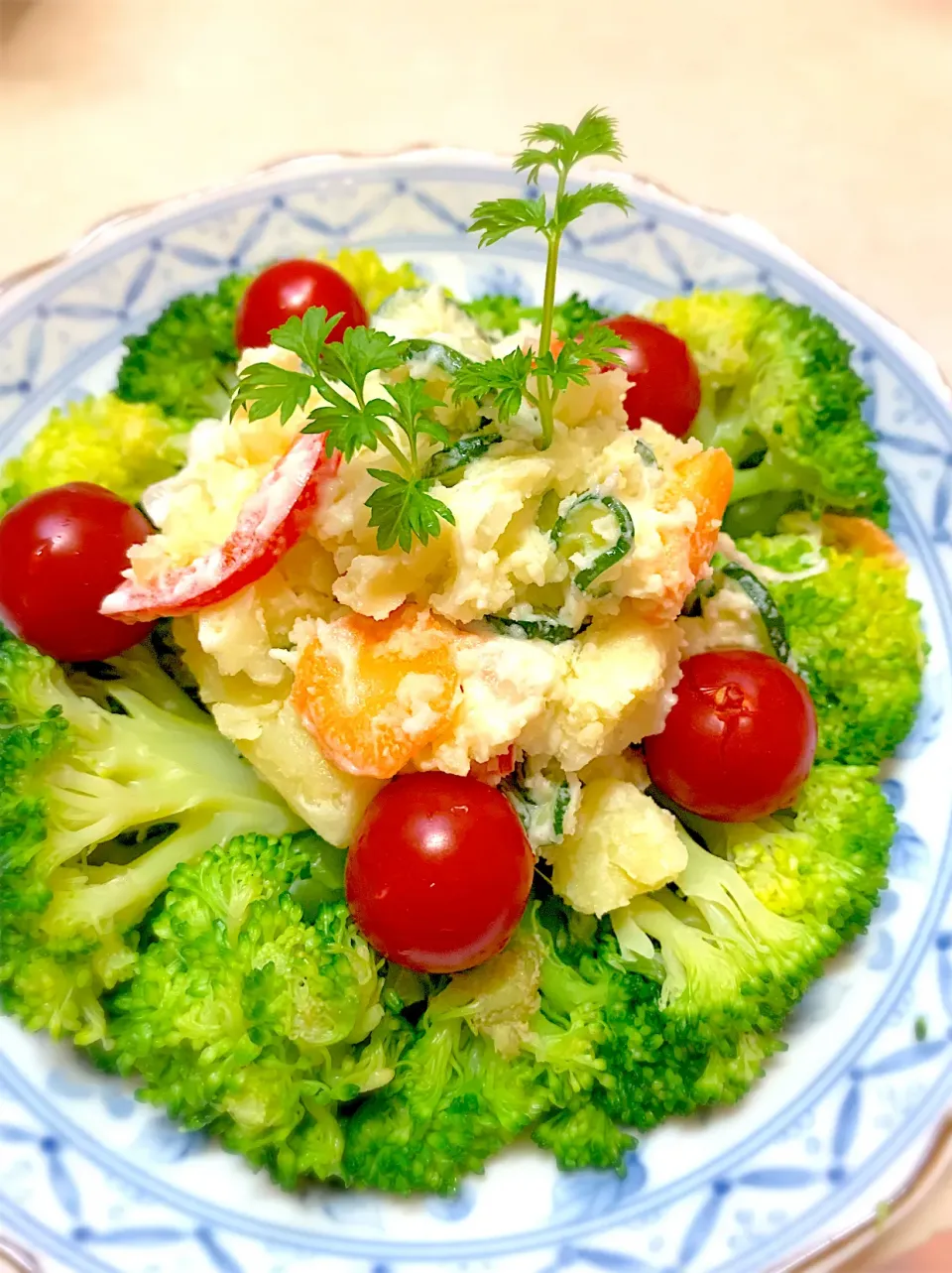 真ん中に🥕葉を添えた🙌ポテサラ🍟|パオパオあつこさん