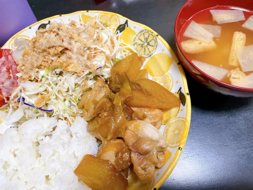 大根ととり肉の甘辛煮　トマトサラダ　味噌汁|ミホさん