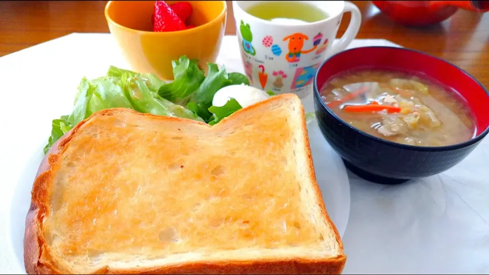 4/1のお昼ごはん🍞
パンと春野菜たっぷりのお味噌汁|卯月さん