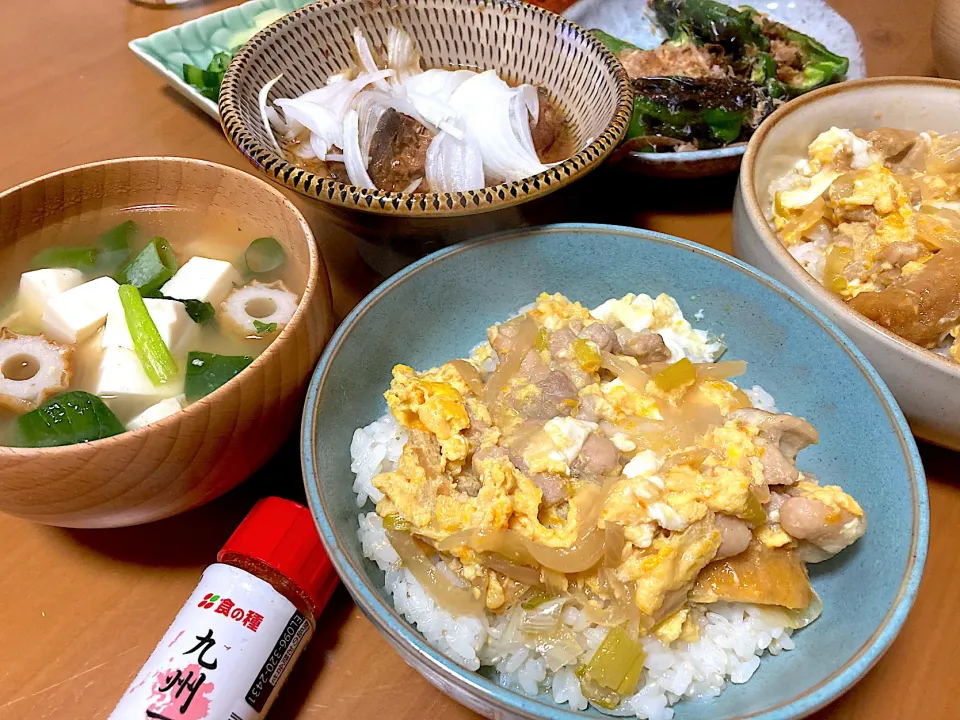 親子丼♡サバ味噌オニスラ♡お豆腐と小松菜のお味噌汁♡焼きピーマンおかか黒酢|さくたえさん