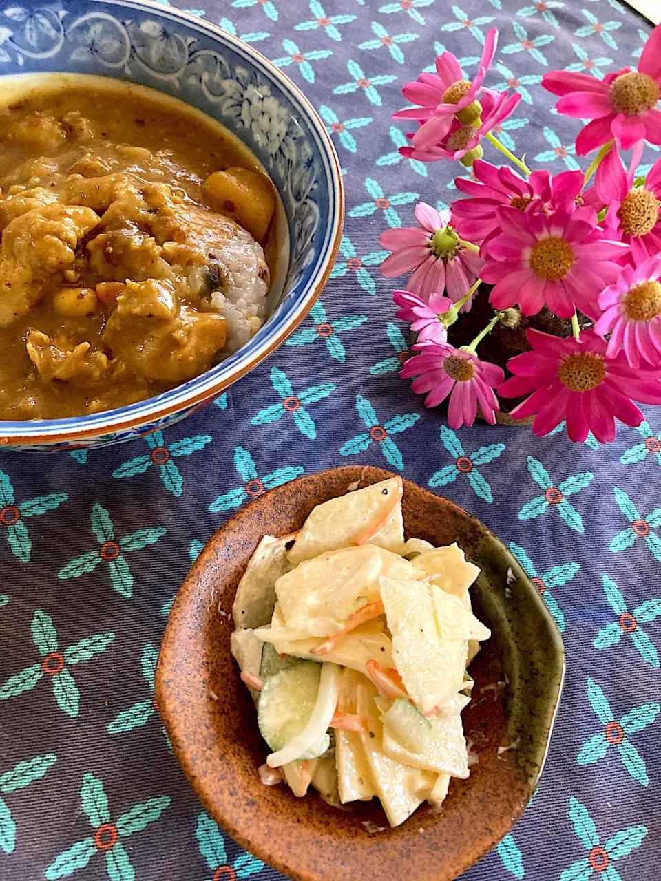 黒豆の炊き込みご飯でカレーライス🍛＆林檎のサラダ🍎|さくたえさん