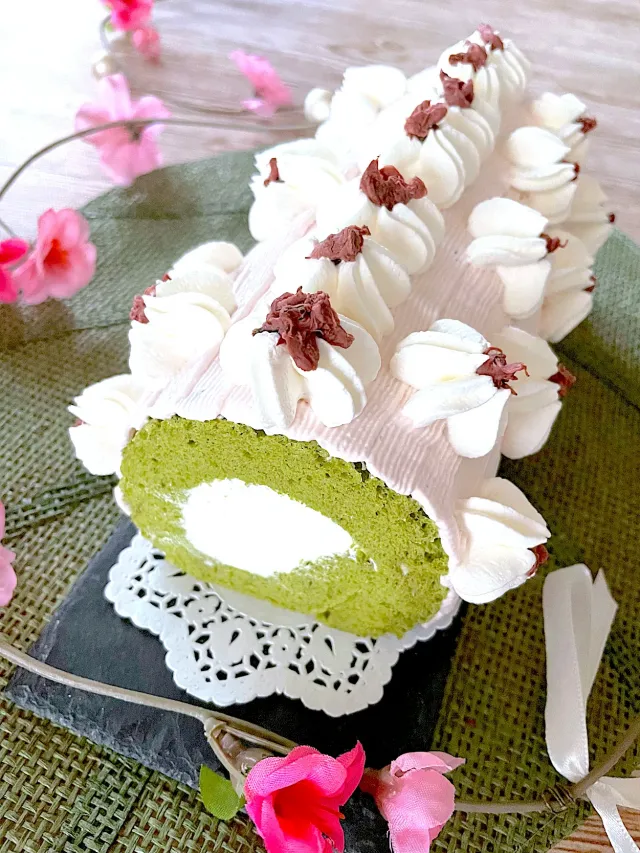 Snapdishの料理・レシピ写真:抹茶の桜ロールケーキ｜日本の春をまきまき♪桜ロールケーキ