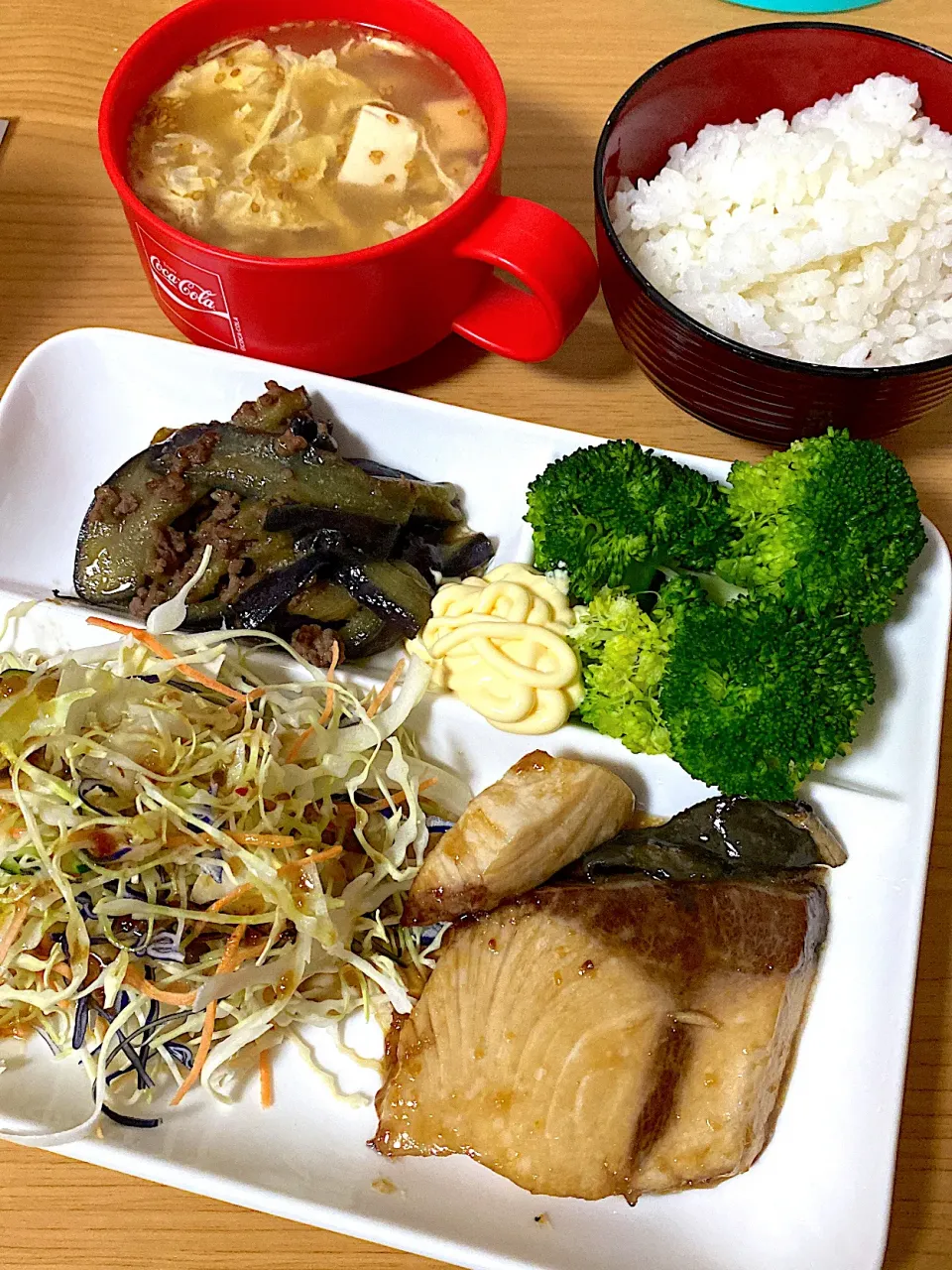 Snapdishの料理写真:ぶりの照り焼き、サラダ、ブロッコリー、茄子の味噌炒め、スープ|🅼🅴🅶🆄◡̈♥︎さん