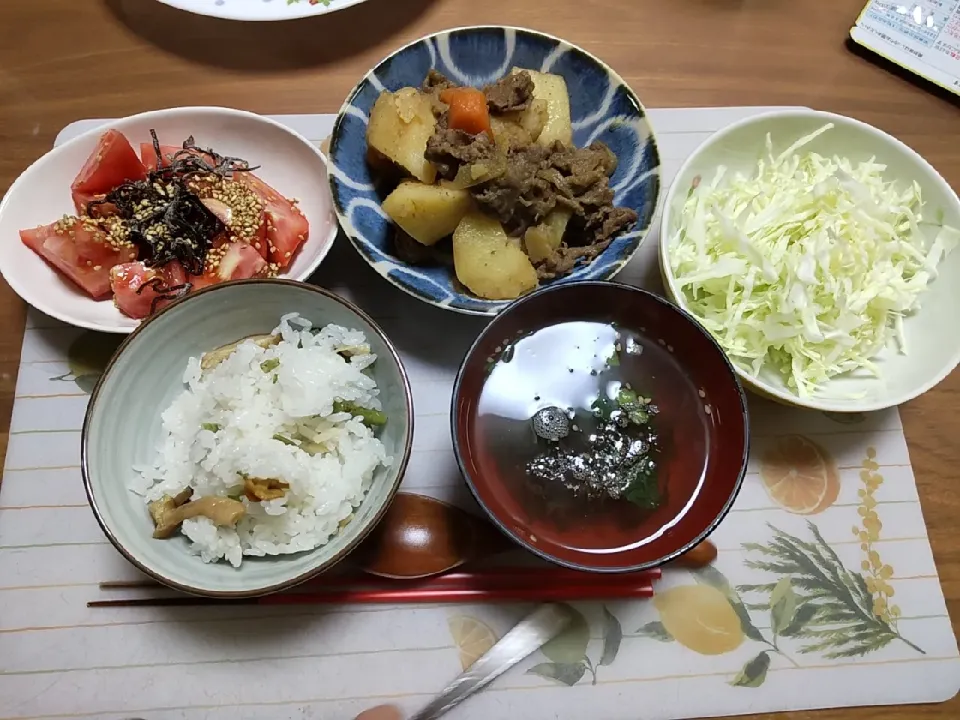 山菜ご飯
肉じゃが
キャベツのサラダ
トマト　塩昆布ゴマ　胡麻油
即席のスープ|ぴーちゃんママさん