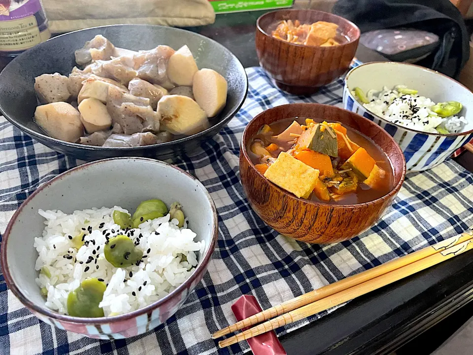 晩ごはん★里いもとこんにゃくの煮物、そら豆ごはん、みそ汁|ハルさん