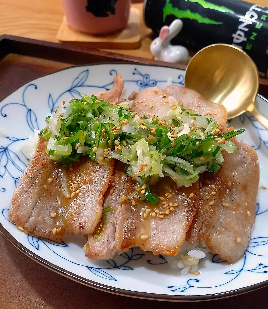 旦那の昼飯
豚バラ肉のネギ塩丼|ナオミさん