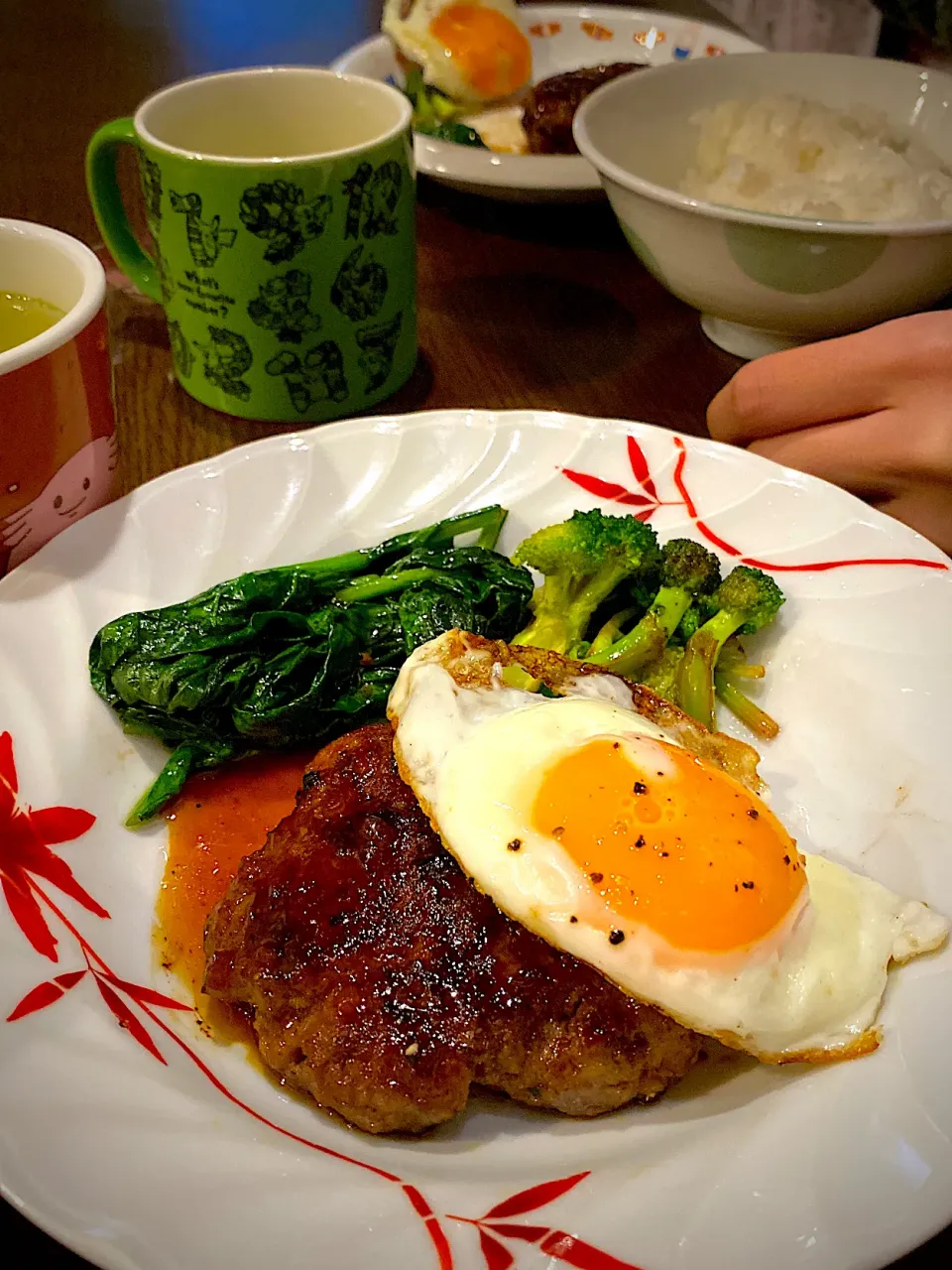 ハンバーグ　目玉焼き　ブロッコリーとほうれん草ソテー|ch＊K*∀o(^^*)♪さん