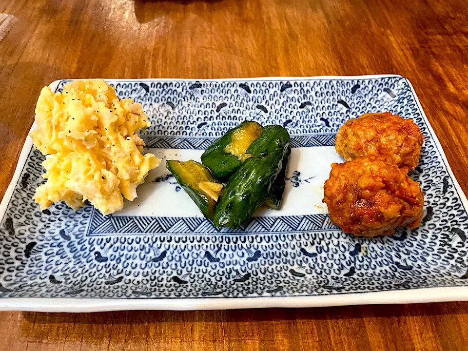 夜のあまりろ　おかず3品（シロさん母の肉団子、いぶりがっこポテサラ、きゅうりのにんにくじょうゆ漬け）|こいちさん