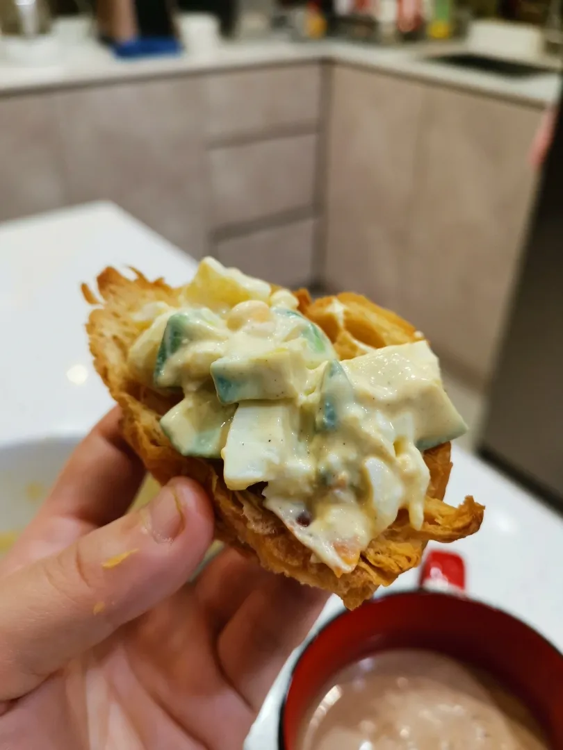 Croisant with avocado mash egg|Fiona Thengさん