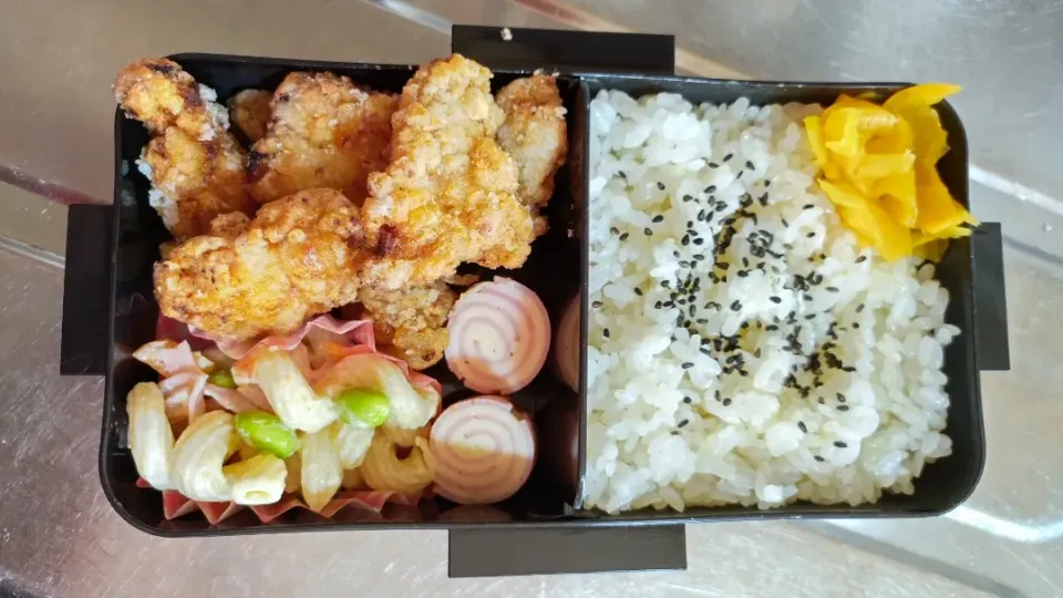 旦那弁当　2022/4/2

とりからあげ
ハムチーズくるくる巻き
マカロニサラダ|ユキヨメ♪さん