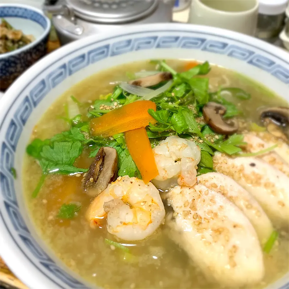 Snapdishの料理写真:グリーンカレー塩ラーメン🍜|にょんにいさん