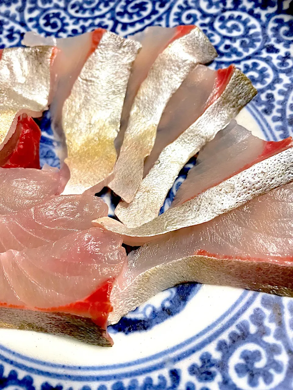 カンパチ　垂水の魚屋さんで購入した半身のお腹側を刺身に|カピバラおやじさん