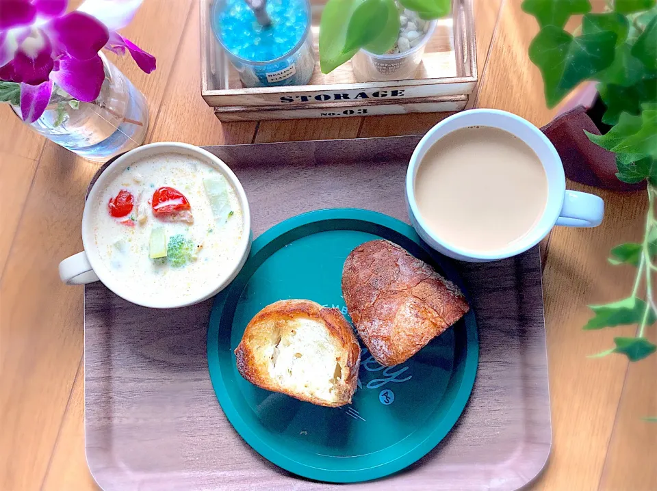 ブロッコリーとミニトマトの豆乳味噌スープ🥦🍅バタール🥖カフェラテ☕️|gunlove❤さん