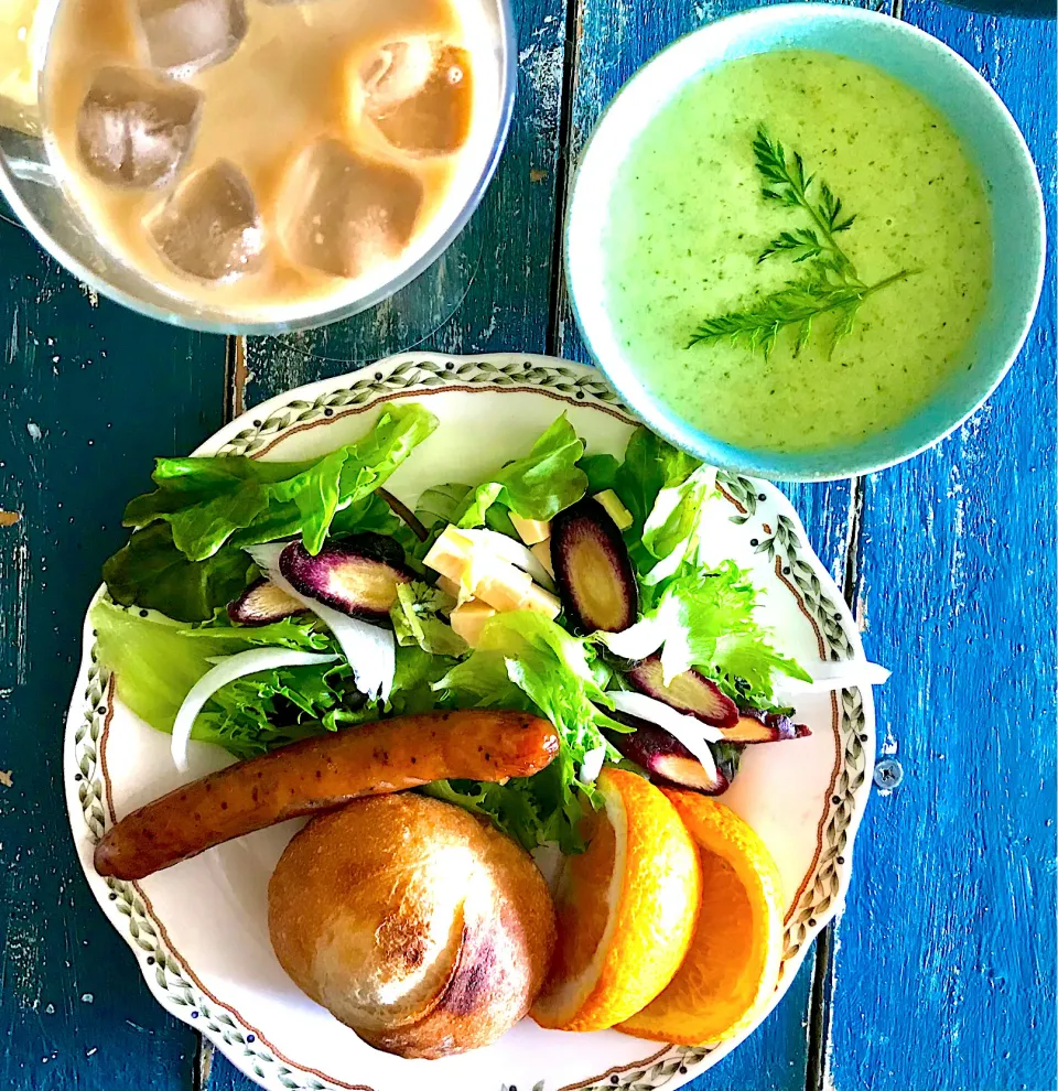 Snapdishの料理写真:週末ブランチ🍴ブロッコリー🥦新玉ねぎ豆乳のスープ、豆乳アイスラテ、フルーツにんじん、新玉ねぎ、プロセスチーズサラダ🥗|atsukoさん