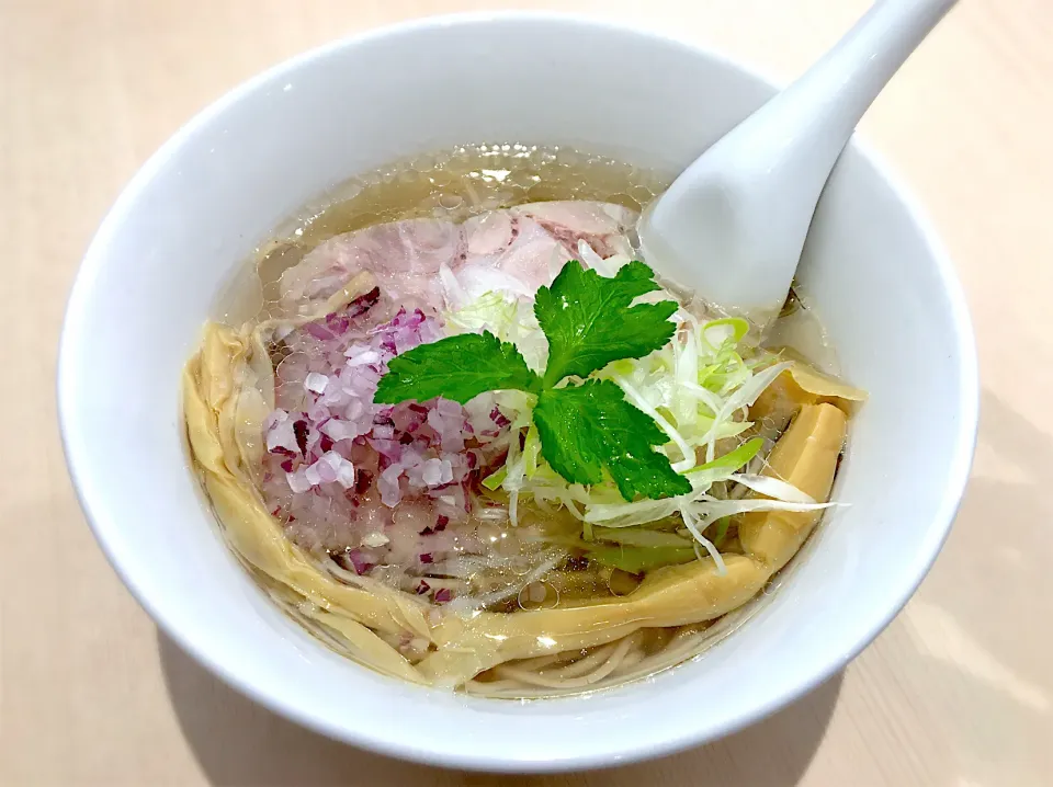 塩らぁ麺  西川口らしからぬ上品であっさりしたラーメン  美味しく頂きました！|リフルシャッフルさん