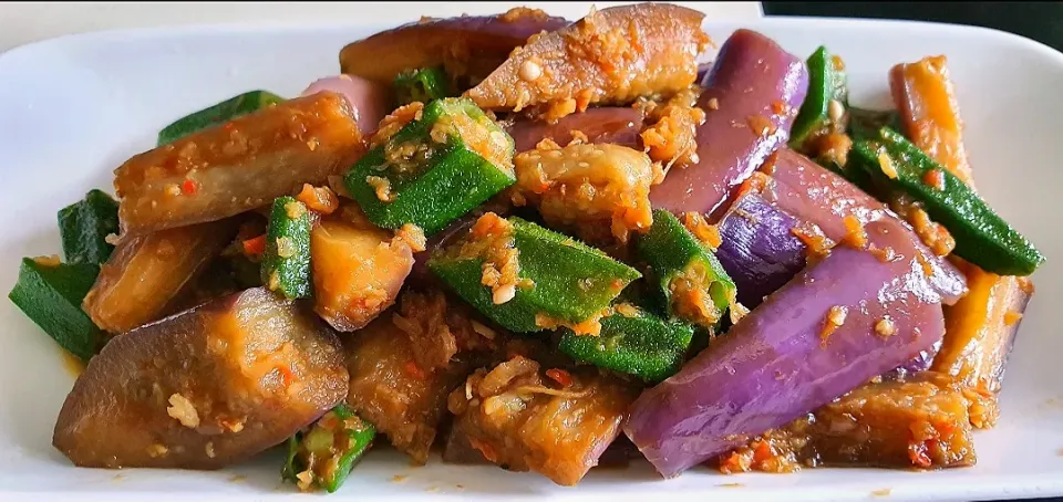 Spicy brinjal & lady's finger with rice ~ lunch 😋 
1st attempt💕|🌷lynnlicious🌷さん