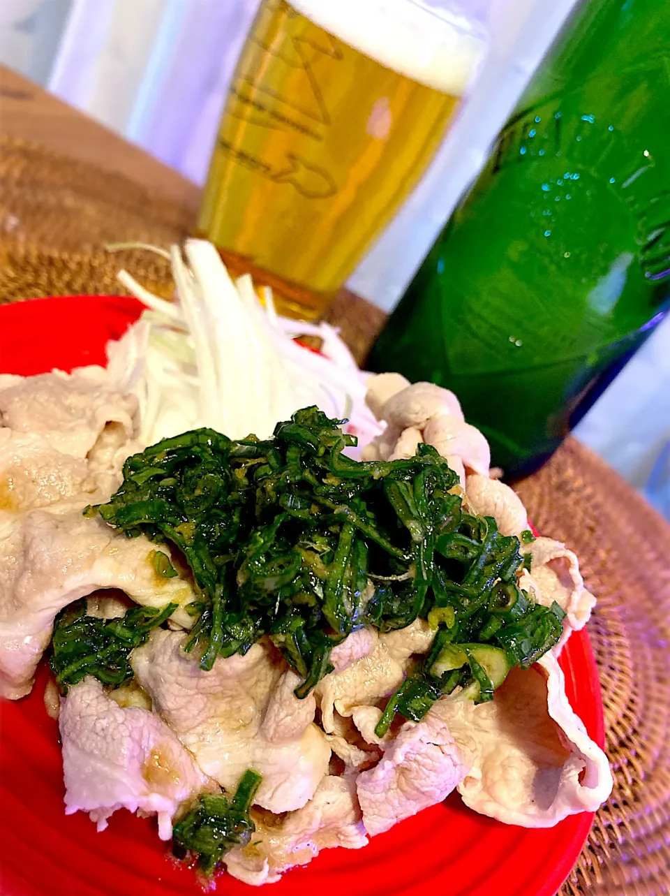 Snapdishの料理写真:冷しゃぶ🐷葉玉葱サラダと葉玉葱ダレでいただきます😋🍻💕✨|アイさん