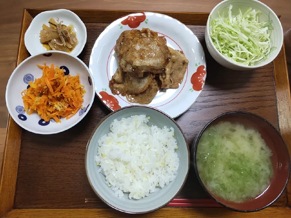 豚肉の生姜焼き
人参のしりしりー
数の子松前
アーサと豆腐の味噌汁
もちきびごキャベツのサラダ|ぴーちゃんママさん