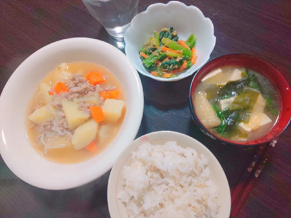 もち麦ご飯、豆腐とわかめと油揚げの味噌汁、塩肉じゃが、小松菜とにんじんの胡麻和え|サトリさん