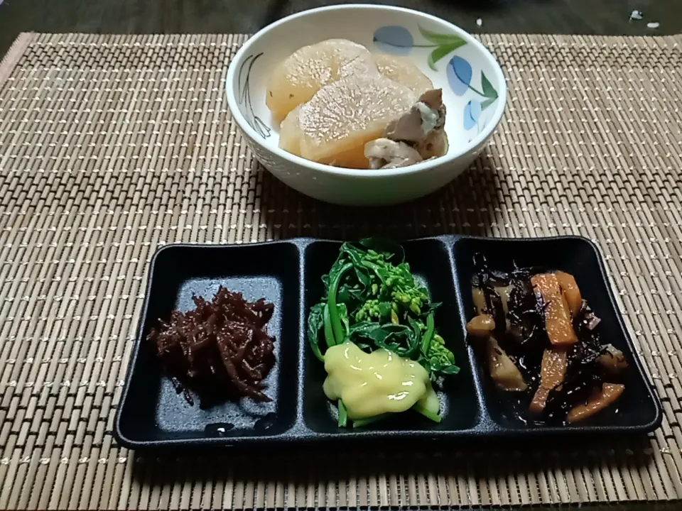 大根と豚肉の煮物
イカナゴくぎ煮
なばなの酢味噌和え
ひじき煮物|あまさんさん