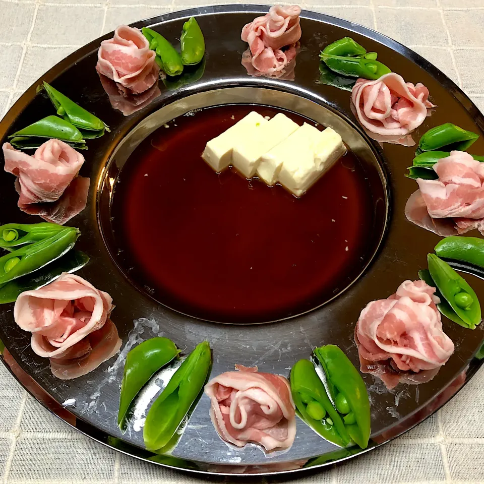 henryさんの料理 豚バラ薔薇🌹スナップえんどう🥘|henryさん