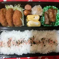 Snapdishの料理写真:メンチカツと肉巻き弁当|M Kさん