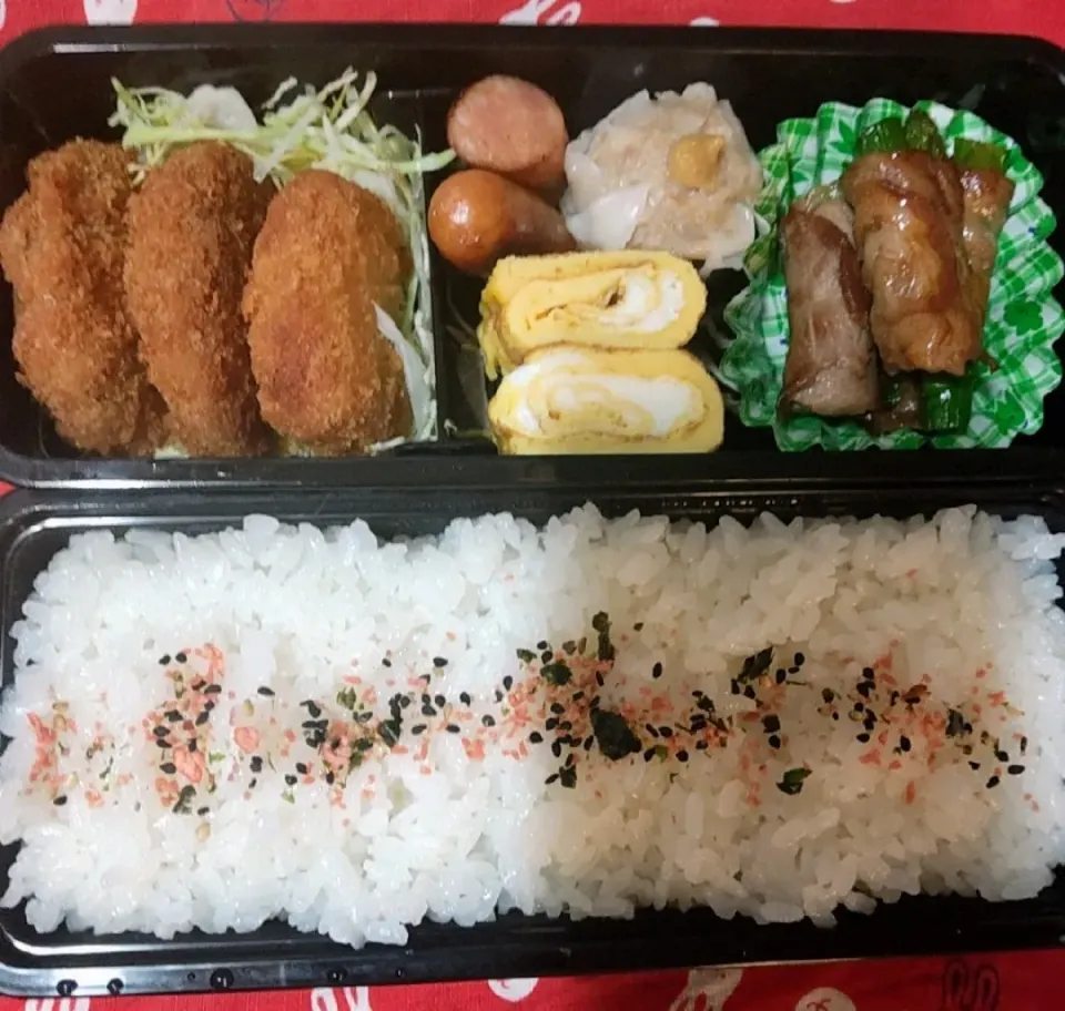 Snapdishの料理写真:メンチカツと肉巻き弁当|M Kさん