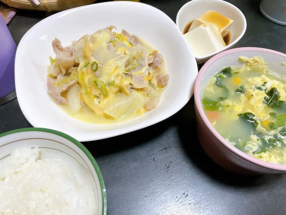 白菜と豚バラのチーズ蒸し　お豆腐　ほうれん草と卵のスープ|ミホさん