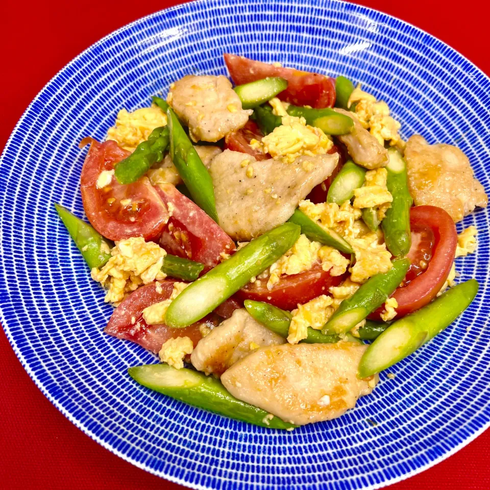 鶏むね肉とトマトの卵炒め|まめもにおさん