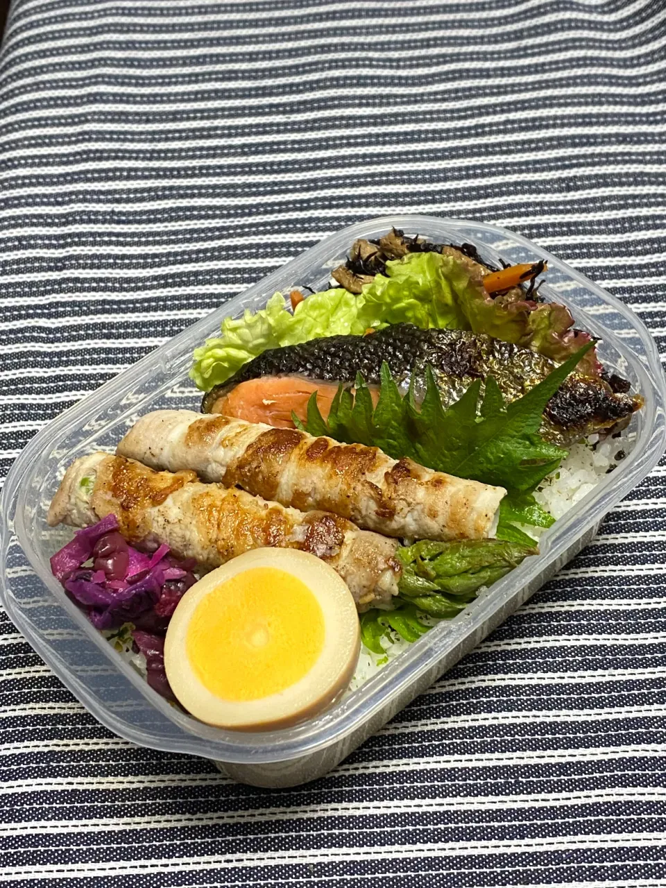 息子のお弁当(のっけ弁～アスパラの豚肉巻き😋)|かあたんさん