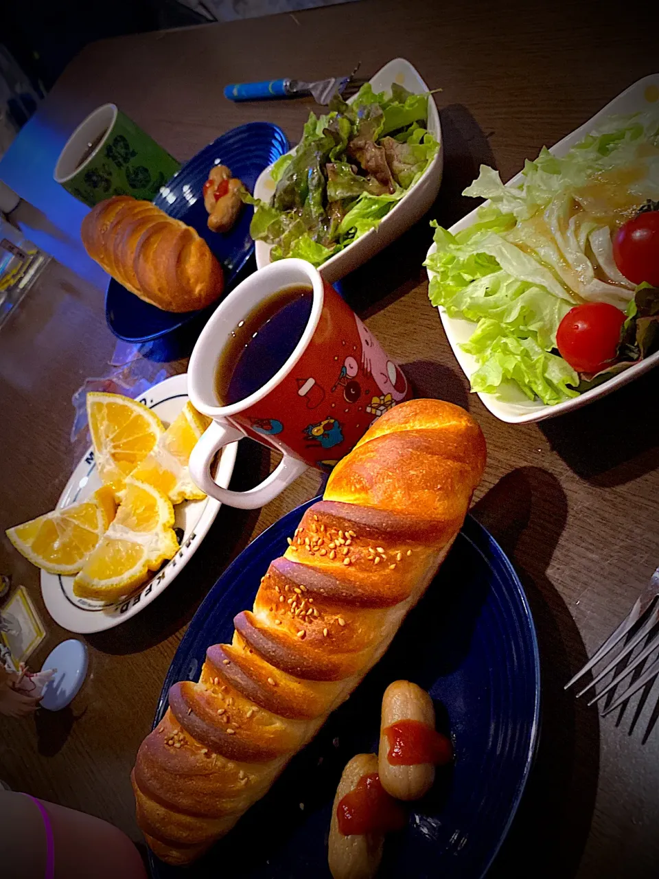 Snapdishの料理写真:ソーセージソテー　トマトソース　胡麻のパン🥖　グリーンサラダ🥗　はるか🍊　コーヒー☕️|ch＊K*∀o(^^*)♪さん