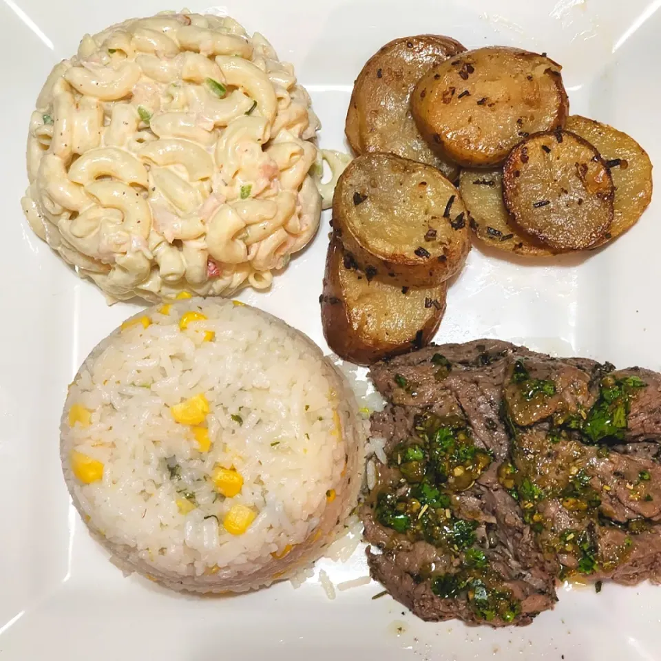 My first Churrasco with potatos in garlic and rosemary. Elbow salad and rice cilindro with corn|Brenda M Gonzalez Alvarezさん