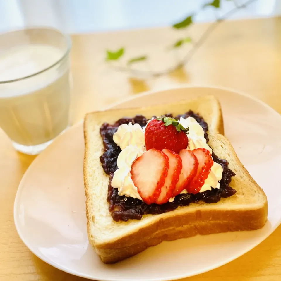 いちごクリームあんトースト🍓|もなかさん