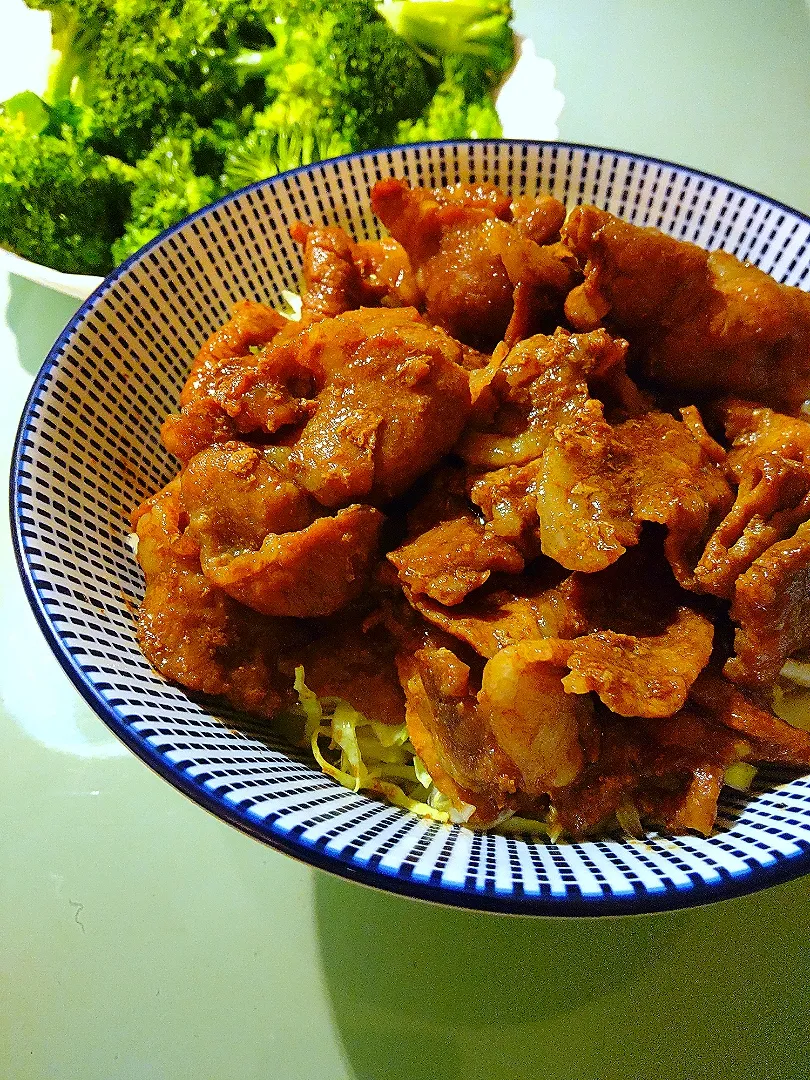 Snapdishの料理写真:甜麺醤で豚の肩ロース丼❗|かずにゃさん